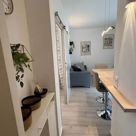 Joli T2 à Port Fréjus, Et Commerces à Pied *