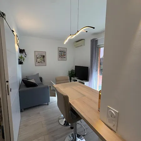 Joli T2 à Port Fréjus, Et Commerces à Pied